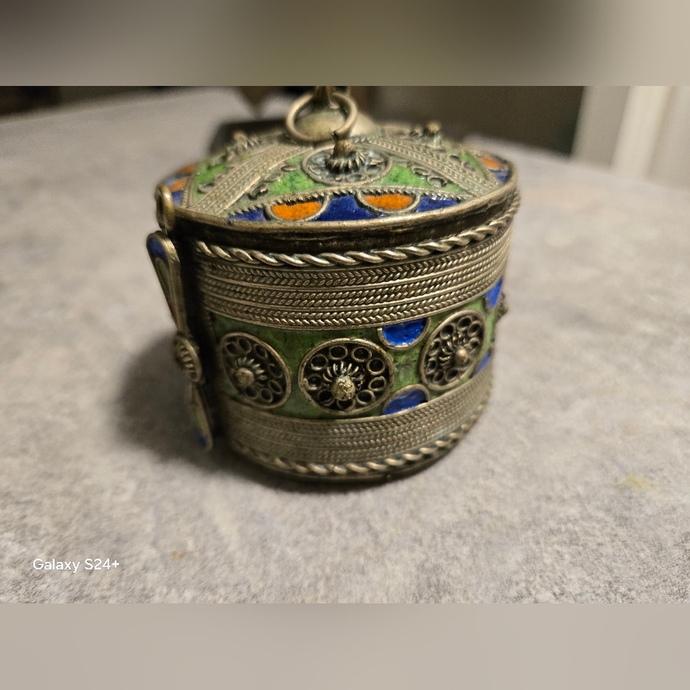 Ancienne boite manchette épingle bracelet métal argenté émaillé berbère kabyle